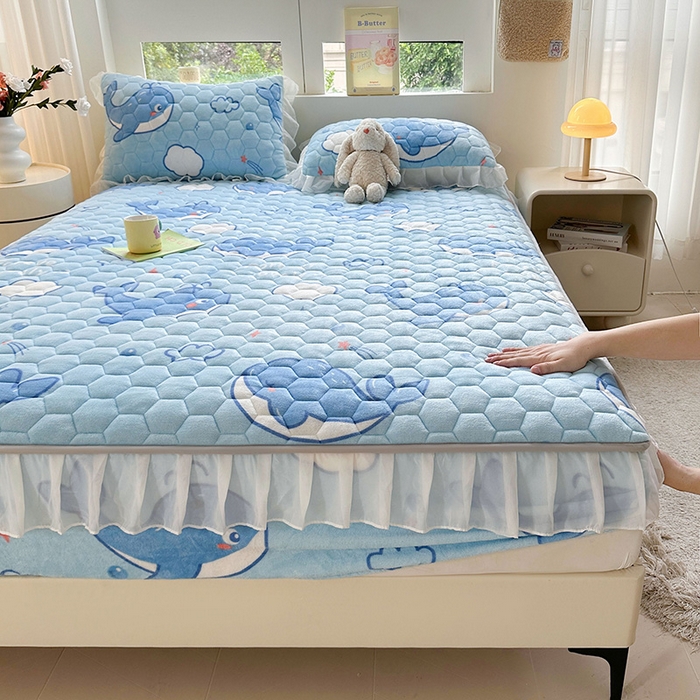 91家纺网 家纺一手货源 找家纺 伊人坊 2024冬季加厚牛奶绒花边夹棉床笠三件套纯色印花花边款床垫保护套 蓝色小鲸