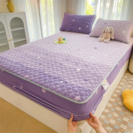 91家纺网 家纺一手货源 找家纺 康纳利 2024新款A类抗菌加厚牛奶绒印花夹棉包边床笠可搭配同款四件套提供买家秀 梦幻星空