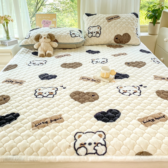 91家纺网 家纺一手货源 找家纺 康纳利 2024新款人气款A类牛奶绒印花夹棉床垫 哈尼小熊