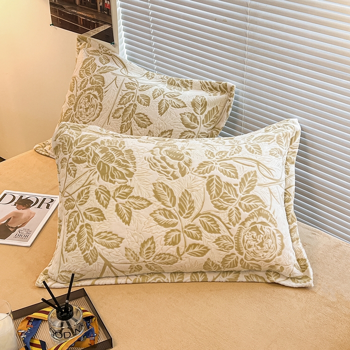 91家纺网 家纺一手货源 找家纺 2024新款A类高克重立体浮雕牛奶绒加厚保暖系列-枕套 爱意浓卡其