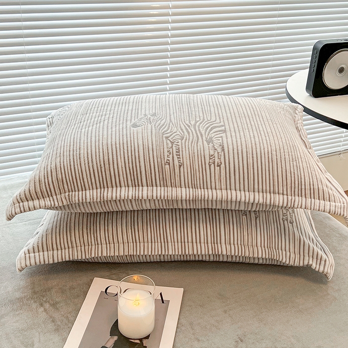 91家纺网 家纺一手货源 找家纺 2024新款A类高克重立体浮雕牛奶绒加厚保暖系列-枕套 斑马灰