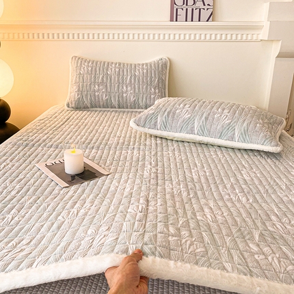 91家纺网 家纺一手货源 找家纺 （总）2024新款北极立体浮雕绒宽包边床垫