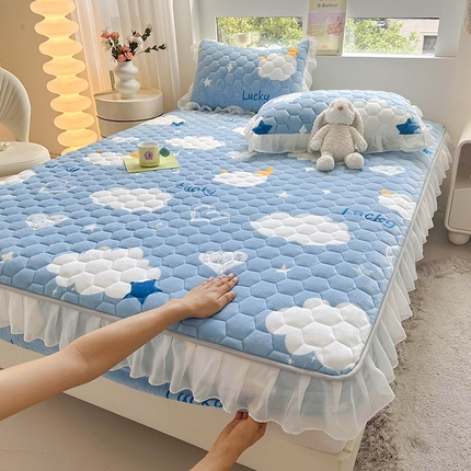 91家纺网 家纺一手货源 找家纺 伊人坊 2024冬季加厚牛奶绒花边夹棉床笠三件套纯色印花花边款床垫保护套 幸运天空