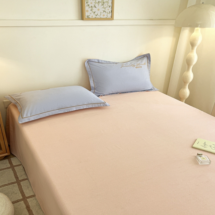 91家纺网 家纺一手货源 找家纺 菲梵家纺 2025新款纯色双拼全棉加厚磨毛刺绣款套单床单（自然光场景） 少女粉