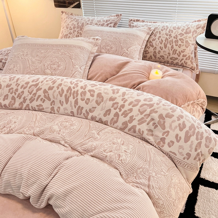 91家纺网 家纺一手货源 找家纺 2024新款A类高克重立体浮雕牛奶绒加厚保暖系列-四件套 豹纹粉