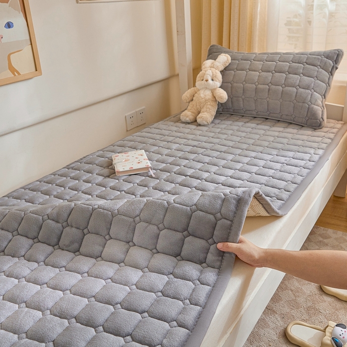 91家纺网 家纺一手货源 找家纺 卡伦家纺 2025新款A类牛奶绒夹棉加厚床垫学生宿舍单人床垫 商务灰