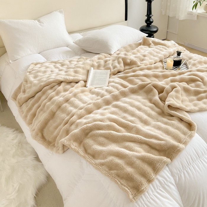 91家纺网 家纺一手货源 找家纺 羋多（原穆琪）2024新款高克重牛奶绒仿兔毛泡泡毛毯双面绒床单办公室多功能盖毯午睡沙发毯披肩毯 奶牛咖