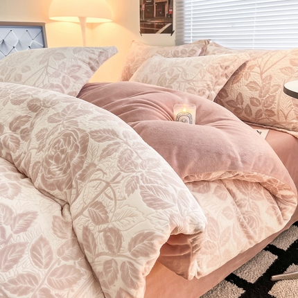 91家纺网 家纺一手货源 找家纺 2024新款A类高克重立体浮雕牛奶绒加厚保暖系列-四件套 爱意浓粉