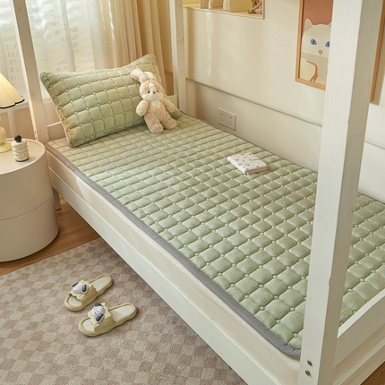 91家纺网 家纺一手货源 找家纺 卡伦家纺 2025新款A类牛奶绒夹棉加厚床垫学生宿舍单人床垫 青草绿