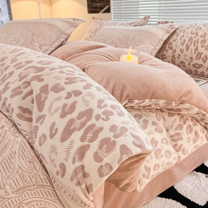 91家纺网 家纺一手货源 找家纺 2024新款A类高克重立体浮雕牛奶绒加厚保暖系列-四件套 豹纹粉