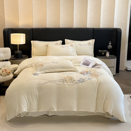 91家纺网 家纺一手货源 找家纺 诺梵家纺 2025新款牛奶绒绣花绒四件套 芳华-米白