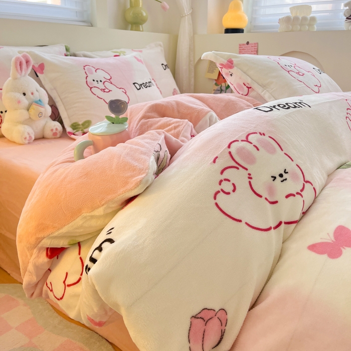 91家纺网 家纺一手货源 找家纺 2024新款小清新牛奶绒高克重加厚保暖四件套 爱心兔