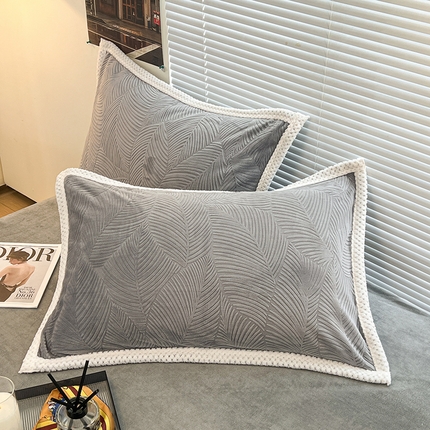 91家纺网 家纺一手货源 找家纺 2024新款A类高克重3D立体雕花牛奶绒保暖系列-枕套 新芭蕉叶灰