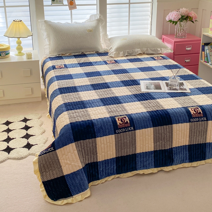 91家纺网 家纺一手货源 找家纺 胜权家纺 2024秋冬新款印花牛奶绒加厚保暖圆角花边夹棉床盖 蓝大格