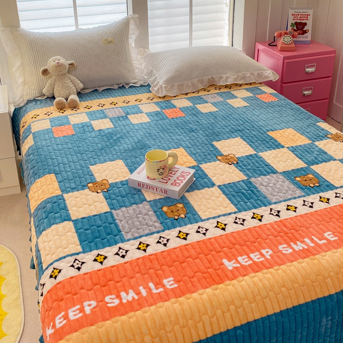 91家纺网 家纺一手货源 找家纺 胜权家纺 2024秋冬新款印花牛奶绒加厚保暖圆角花边夹棉床盖 格子熊