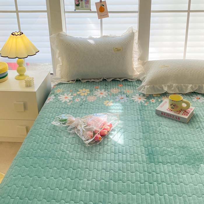 91家纺网 家纺一手货源 找家纺 胜权家纺 2024秋冬新款印花牛奶绒加厚保暖圆角花边夹棉床盖 花开浪漫绿