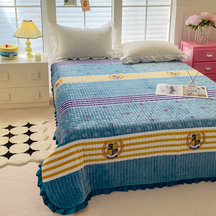 91家纺网 家纺一手货源 找家纺 胜权家纺 2024秋冬新款印花牛奶绒加厚保暖圆角花边夹棉床盖 海军CD