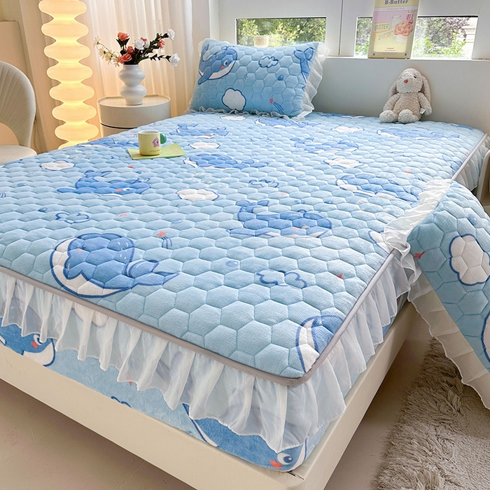 91家纺网 家纺一手货源 找家纺 伊人坊 2024冬季加厚牛奶绒花边夹棉床笠三件套纯色印花花边款床垫保护套 蓝色小鲸