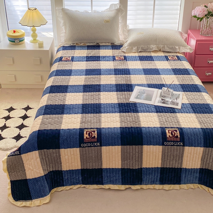 91家纺网 家纺一手货源 找家纺 胜权家纺 2024秋冬新款印花牛奶绒加厚保暖圆角花边夹棉床盖 蓝大格