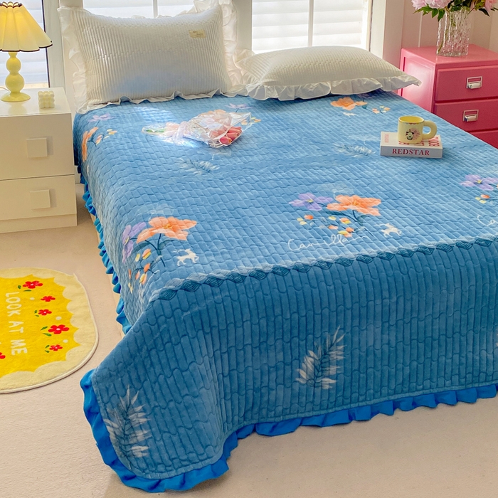 91家纺网 家纺一手货源 找家纺 胜权家纺 2024秋冬新款印花牛奶绒加厚保暖圆角花边夹棉床盖 麋鹿生花兰