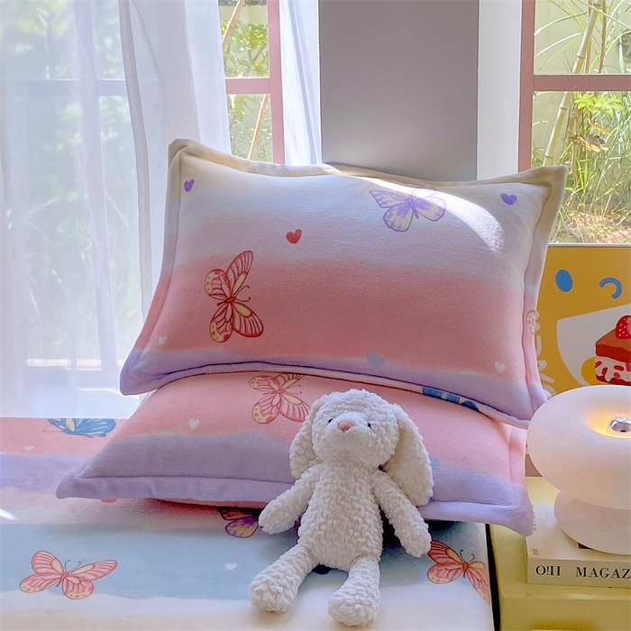 91家纺网 家纺一手货源 找家纺 凯儿家纺 2024新款A类牛奶绒印花枕套 蝴蝶花谷