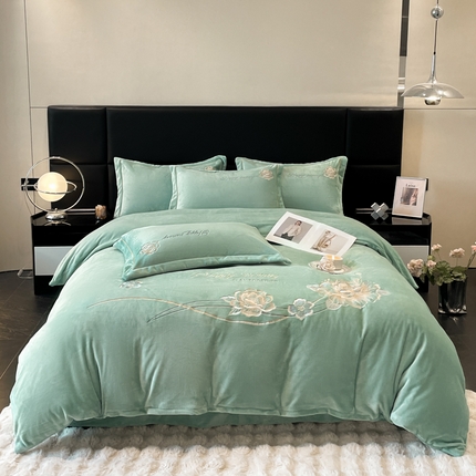 91家纺网 家纺一手货源 找家纺 诺梵家纺 2025新款牛奶绒绣花绒四件套 芳华-湖兰