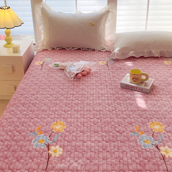 91家纺网 家纺一手货源 找家纺 胜权家纺 2024秋冬新款印花牛奶绒加厚保暖圆角花边夹棉床盖 太阳花豆沙