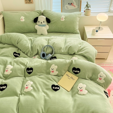 91家纺网 家纺一手货源 找家纺 亨通家纺 2024新款牛奶绒毛巾绣四件套系列-萌萌狗 萌萌狗-果绿