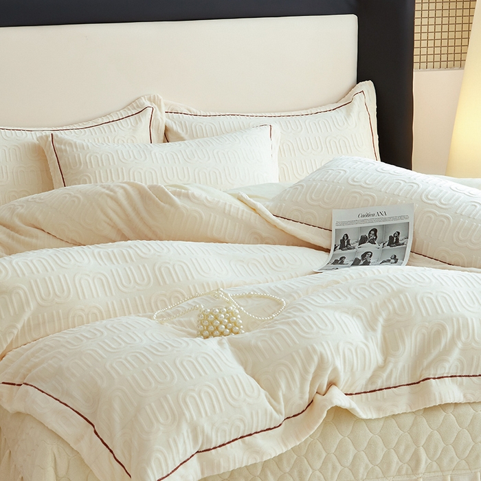 91家纺网 家纺一手货源 找家纺 舒梦琪家纺 2024新款雕花绒床盖一字绣四件套 min奶白