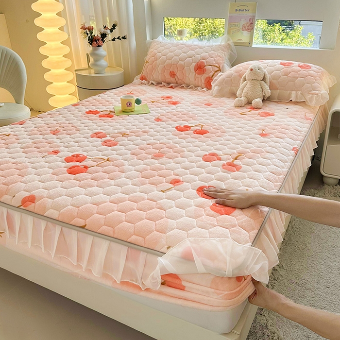 91家纺网 家纺一手货源 找家纺 伊人坊 2024冬季加厚牛奶绒花边夹棉床笠三件套纯色印花花边款床垫保护套 爱心樱桃