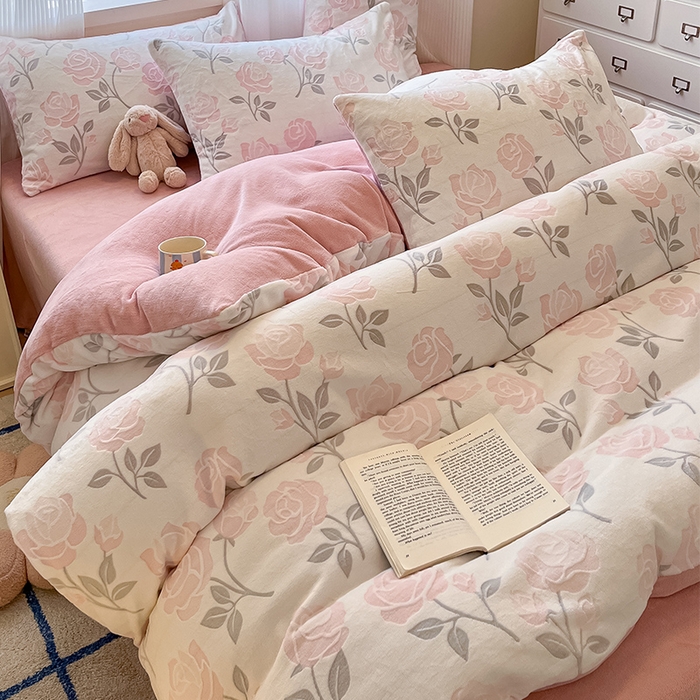 91家纺网 家纺一手货源 找家纺 高克重上色立体雕花牛奶绒着色烂花四件套宝宝绒婴儿绒秋冬加厚法兰绒珊瑚绒三件套 觅恋-粉