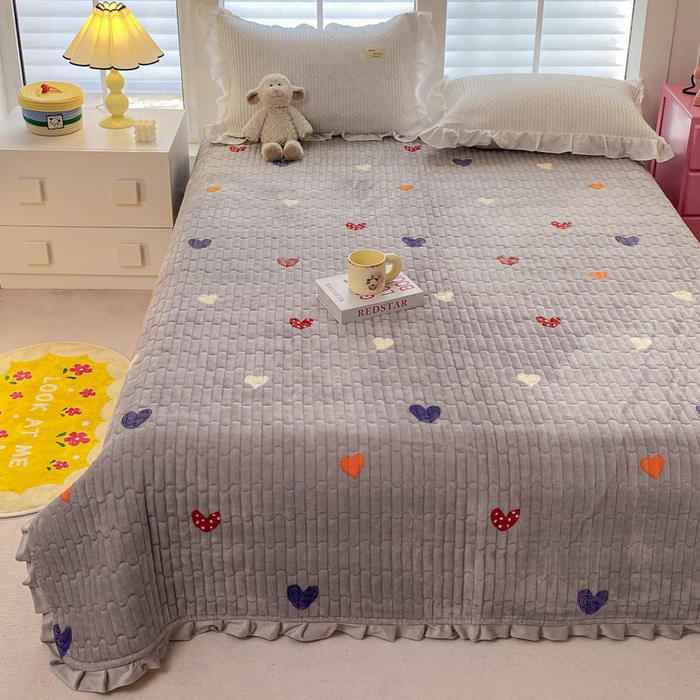 91家纺网 家纺一手货源 找家纺 胜权家纺 2024秋冬新款印花牛奶绒加厚保暖圆角花边夹棉床盖 多彩爱心灰