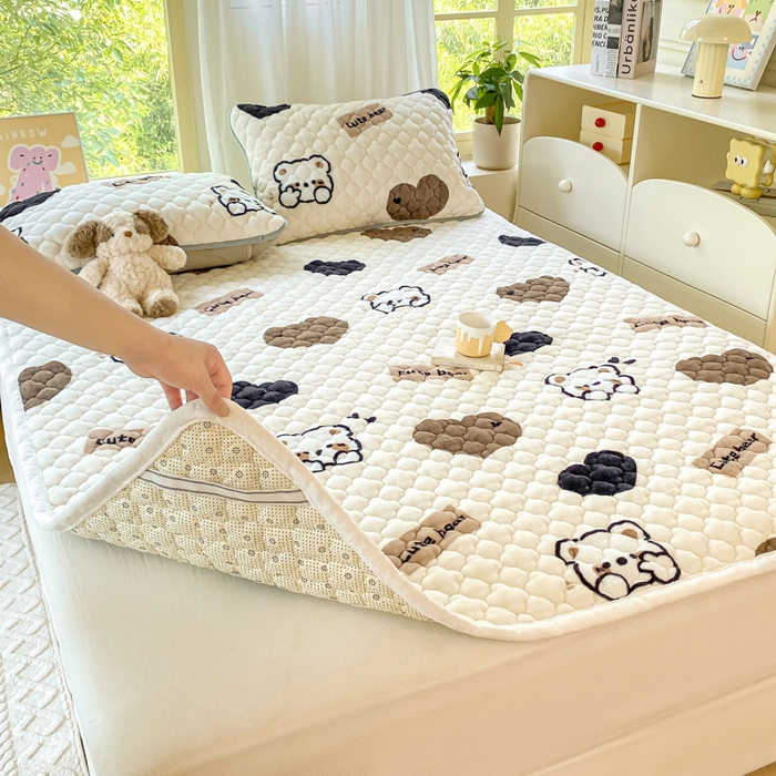 91家纺网 家纺一手货源 找家纺 康纳利 2024新款人气款A类牛奶绒印花夹棉床垫 哈尼小熊