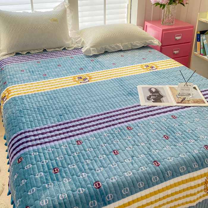 91家纺网 家纺一手货源 找家纺 胜权家纺 2024秋冬新款印花牛奶绒加厚保暖圆角花边夹棉床盖 海军CD