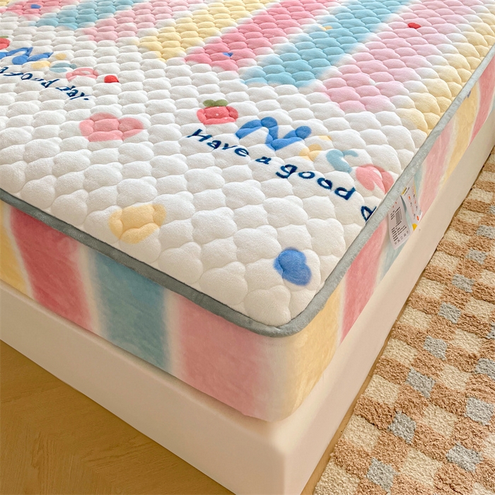 91家纺网 家纺一手货源 找家纺 康纳利 2024新款A类抗菌加厚牛奶绒印花夹棉包边床笠可搭配同款四件套提供买家秀 彩虹草莓