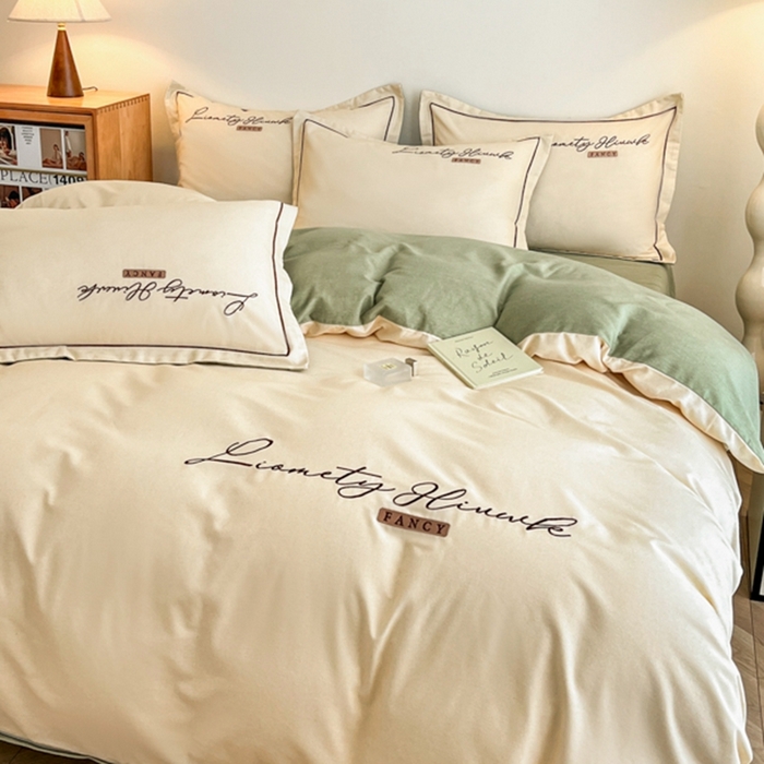 91家纺网 家纺一手货源 找家纺 菲梵家纺 2025新款纯色双拼全棉加厚磨毛刺绣款四件套（自然光场景） 奶昔白+抹茶绿