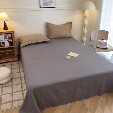 91家纺网 家纺一手货源 找家纺 菲梵家纺 2025新款纯色双拼全棉加厚磨毛刺绣款套单床单（自然光场景） 高级灰