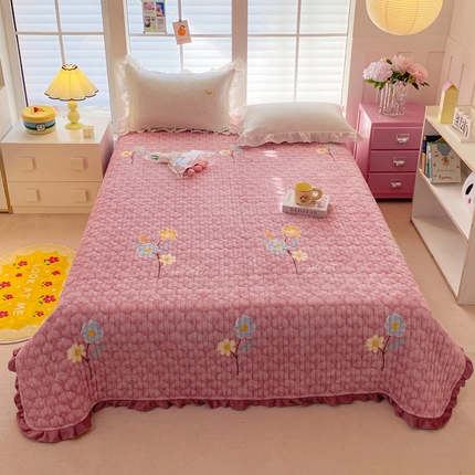 91家纺网 家纺一手货源 找家纺 （总）胜权家纺 2024秋冬新款A类印花牛奶绒加厚保暖圆角花边夹棉床盖