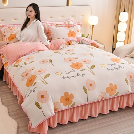 91家纺网 家纺一手货源 找家纺 赫本家纺  2025新品8-9斤爆品牛奶绒四件套床裙款金雕绒法莱绒四套件 初恋-粉