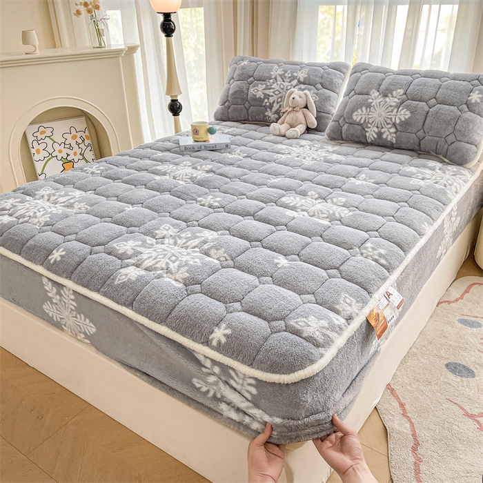 91家纺网 家纺一手货源 找家纺 雯豆家纺 2024冬款新品泰迪绒夹棉床笠三件套北极绒床垫保护套加厚保暖床笠 泰迪绒床笠-雪花飘飘-灰