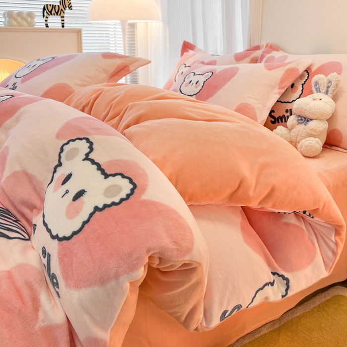 91家纺网 家纺一手货源 找家纺 2024新款A类高克重时尚风牛奶绒加厚保暖系列--枕套 波波熊粉