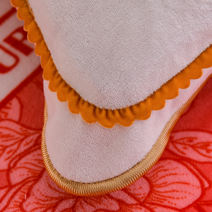 91家纺网 家纺一手货源 找家纺 赫本家纺  2025新品8-9斤爆品牛奶绒四件套床裙款金雕绒法莱绒四套件 蝶恋花