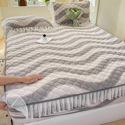 91家纺网 家纺一手货源 找家纺 （总）眠势力 2025新款牛奶绒花边床笠夹棉加绒床罩子冬季加厚雪纺床垫保护套小清新