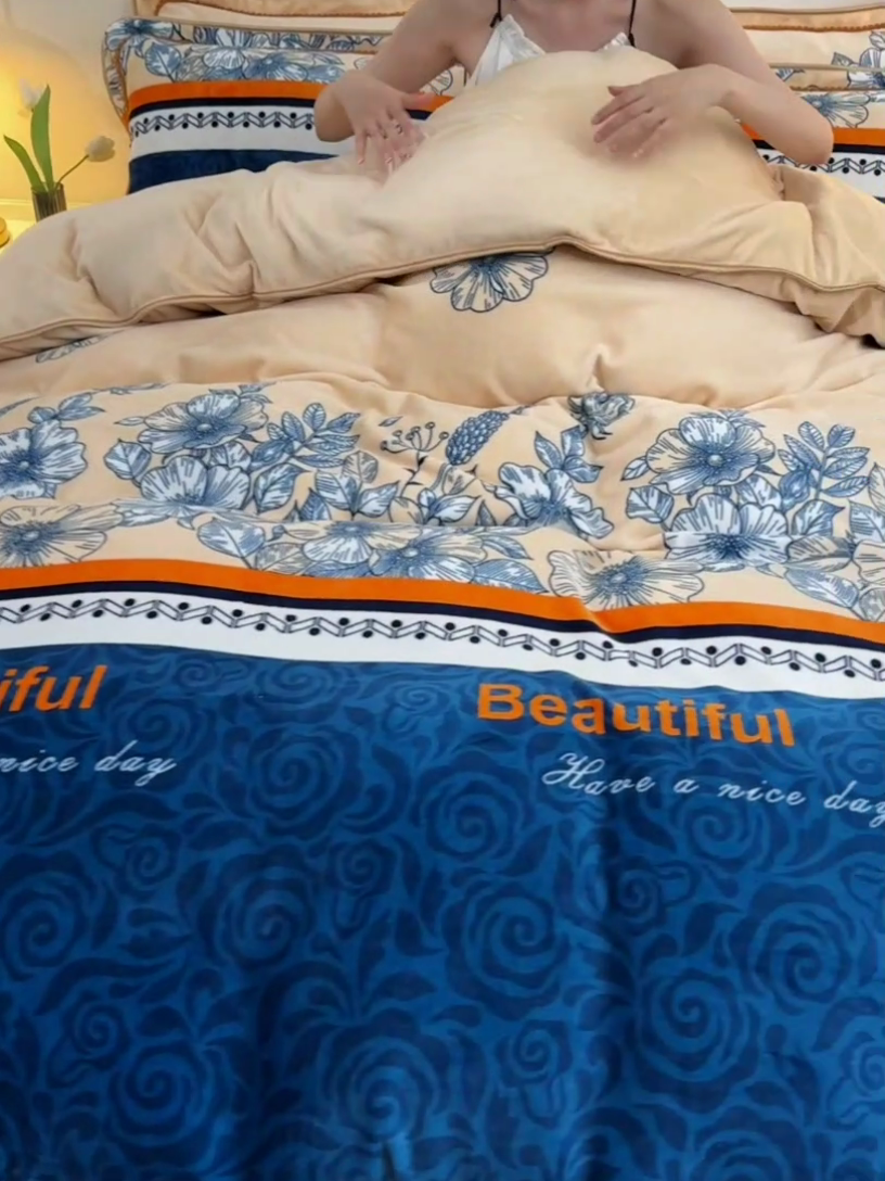 91家纺网 家纺一手货源 找家纺 赫本家纺  2025新品8-9斤爆品牛奶绒四件套床裙款金雕绒法莱绒四套件 都市生活