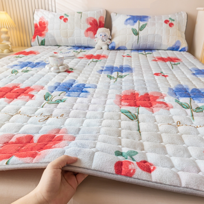 91家纺网 家纺一手货源 找家纺 卡伦家纺 2025新款A类牛奶绒夹棉加厚床垫单人双人床垫保护垫 樱桃花语