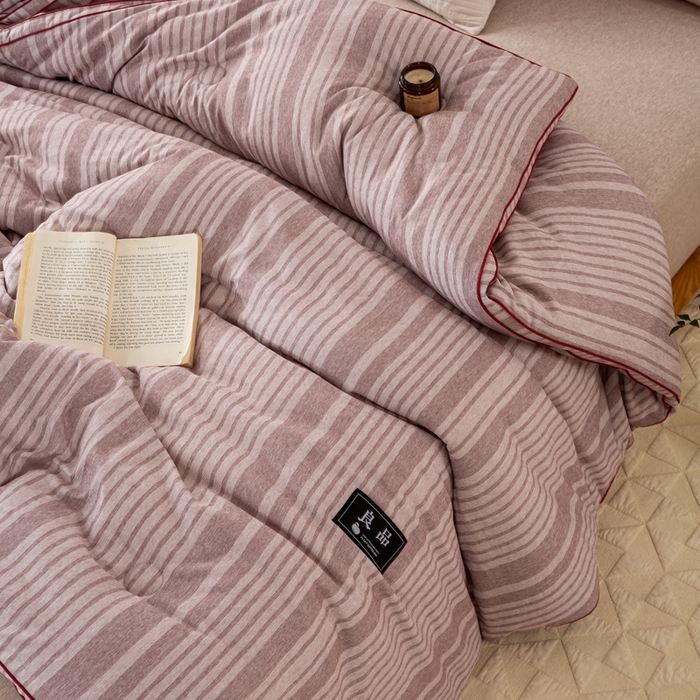 91家纺网 家纺一手货源 找家纺 维洋家纺 2025新款A类色织大豆被-无印条格单被 良品豆沙
