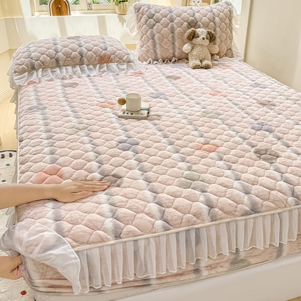 91家纺网 家纺一手货源 找家纺 （总）眠势力 2025新款牛奶绒花边床笠夹棉加绒床罩子冬季加厚雪纺床垫保护套小清新