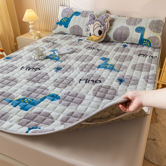 91家纺网 家纺一手货源 找家纺 卡伦家纺 2025新款A类牛奶绒夹棉加厚床垫单人双人床垫保护垫 星幻恐龙