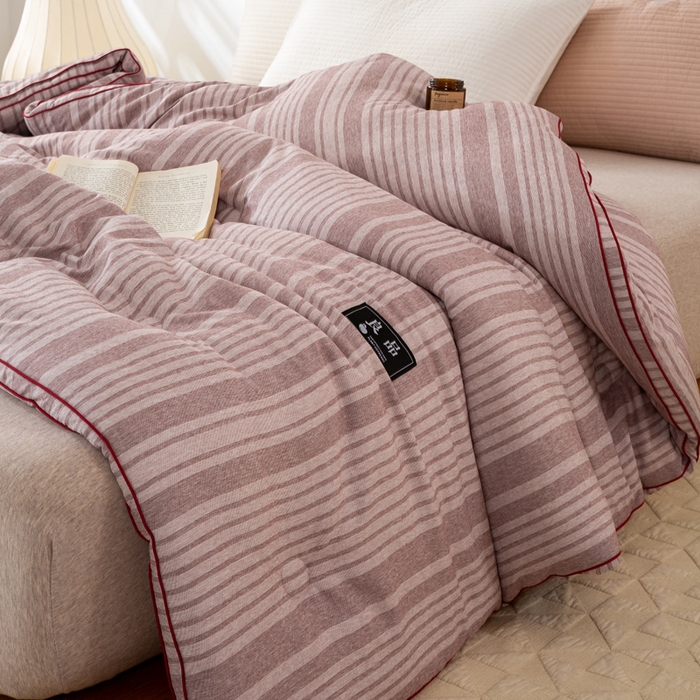 91家纺网 家纺一手货源 找家纺 维洋家纺 2025新款A类色织大豆被-无印条格单被 良品豆沙