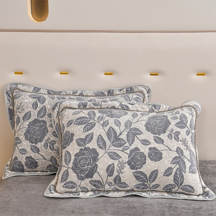 91家纺网 家纺一手货源 找家纺 赫本家纺  2025新品8-9斤爆品牛奶绒四件套床裙款金雕绒法莱绒四套件 爱意浓-灰